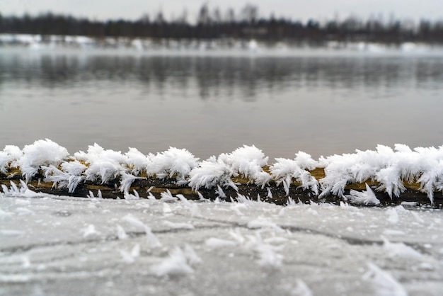 Bevroren sneeuwwitte kristallen water op een vijver