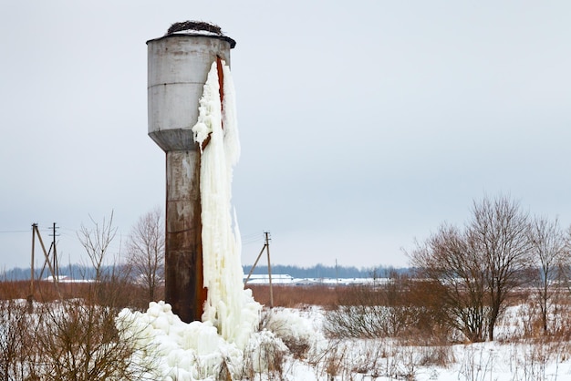 Bevroren tanktoren op landgebied