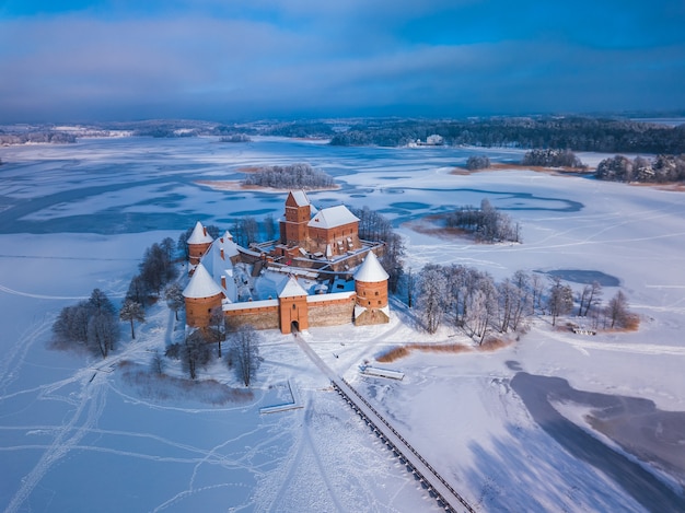 Bevroren uitzicht op Trakai kasteel in de winter, luchtfoto van het kasteel