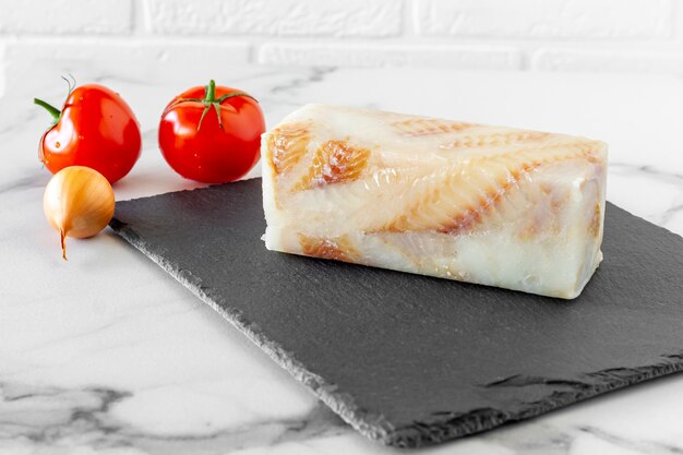 Bevroren visfilet Pangasius op stenen bord klaar om te koken.