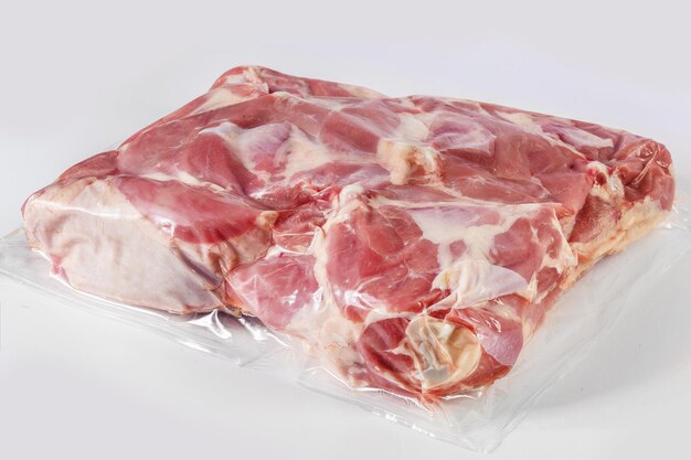 Bevroren vlees van kalkoen of pluimvee in vacuümverpakking op een witte achtergrond