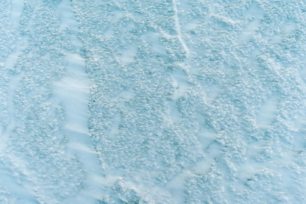 Foto bevroren wateroppervlak met sneeuw erop sneeuwijs achtergrond