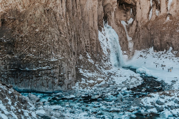 Bevroren waterval in de winter in de bergen. Bergen landschap foto.