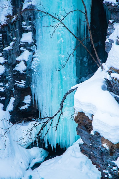 Bevroren watervallandschap in Abisko National Park, Zweden in de winter