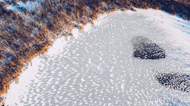 Bevroren wintermeer ijs luchtfoto Prachtig helderblauw ijs stock foto vanuit vogelperspectief Selectieve focus wazige achtergrond