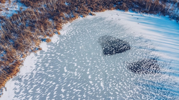 Bevroren wintermeer ijs luchtfoto Prachtig helderblauw ijs stock foto vanuit vogelperspectief Selectieve focus wazige achtergrond