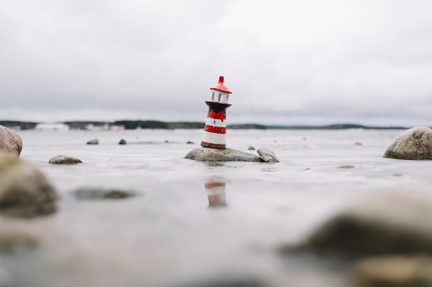 Bevroren winterzee met decoratieve vuurtoren