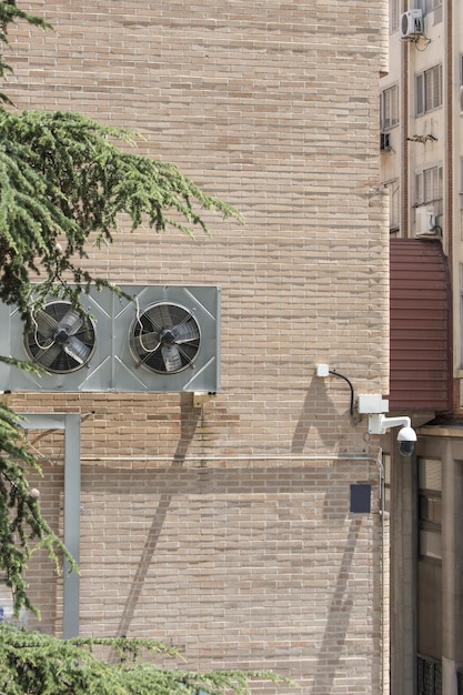 Bewakingscamera's en ventilatoren voor airconditioning
