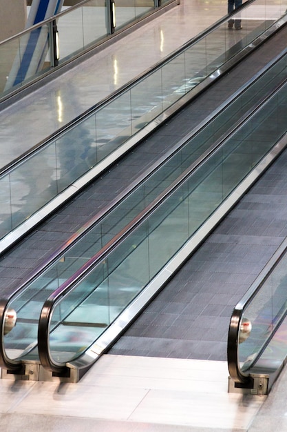 Foto bewegende stoep op de internationale luchthaven van denver.