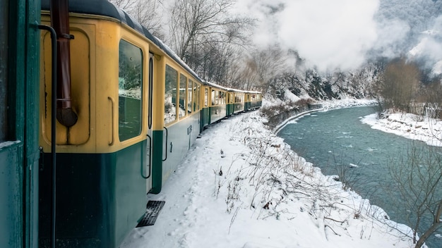 Bewegende stoomtrein Mocanita van binnenuit in de winter Roemenië