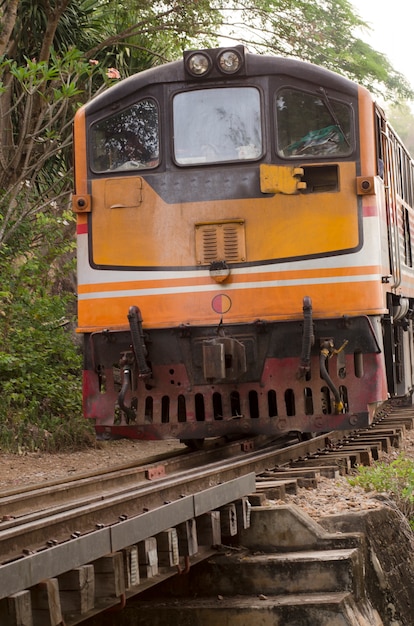 Bewegende trein bij doodsspoorweg, Kanchanaburi, Thailand