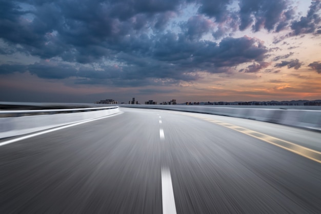 Beweging-vage weg in schemerwolken