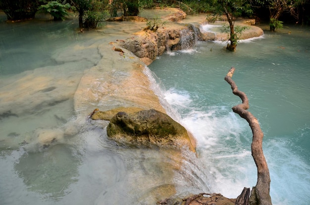 Beweging van water bij Kuang Si Falls of Tat Kuang Si Waterfalls in Luang Prabang Laos