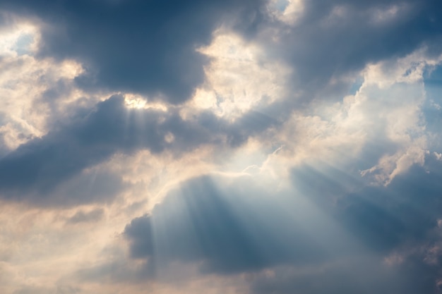 Bewolkt in blauwe hemel met zonlichtwimpel