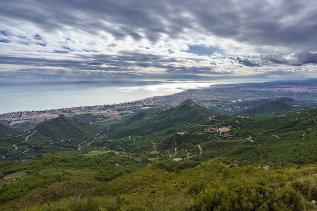 Bewolkt landschap. Panorama van de kust van de provincie Castellon van Benicssim naar het zuiden