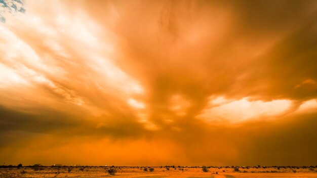 Bewolkt met zonsondergang klodus van regen balck kleur van wolken regenachtige strom