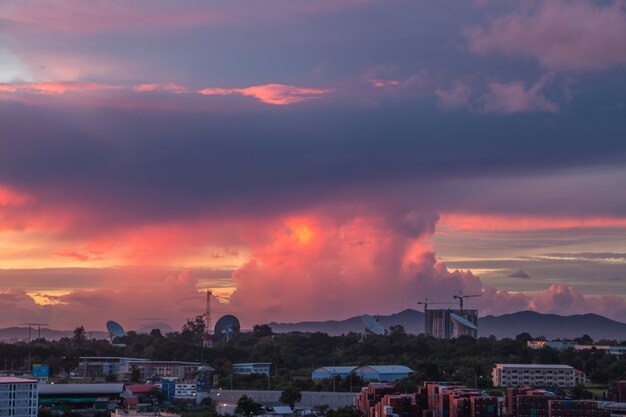 bewolkt oranje en over kleine twon tropische zonsondergang