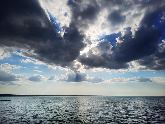 Bewolkt uitzicht op het meer