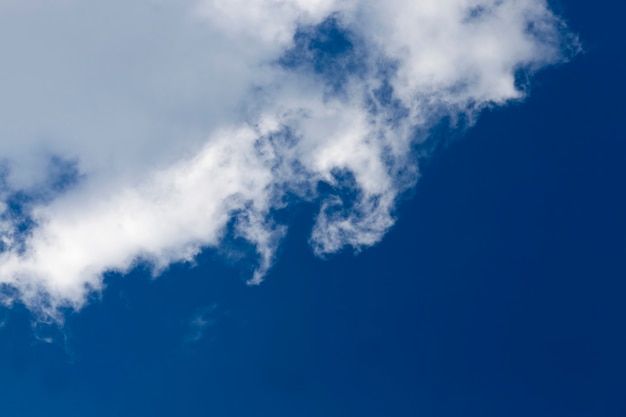 Bewolkt weer in de natuur, een echt blauwe lucht met veel wolken in de zonnige tijd van de dag