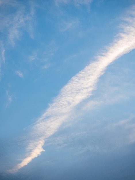 bewolkte blauwe hemel in zonnige dag.