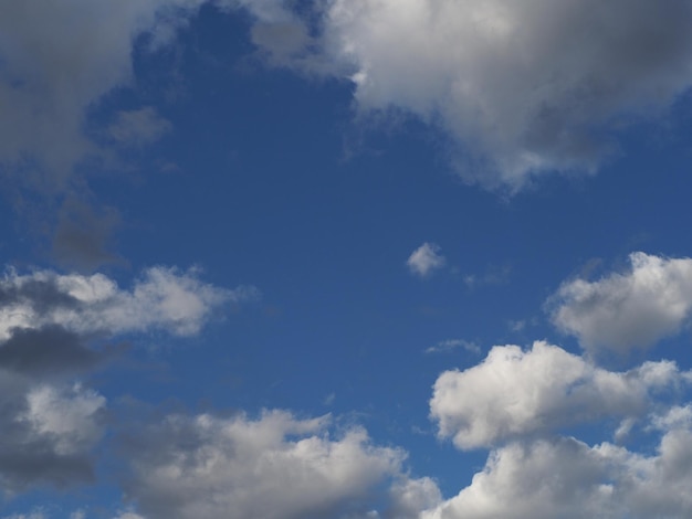 Bewolkte blauwe hemelachtergrond