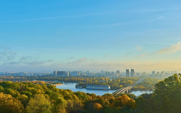 Bewolkte blauwe lucht boven het groene park in Kiev Landschap shot Park van eeuwige glorie Kiev