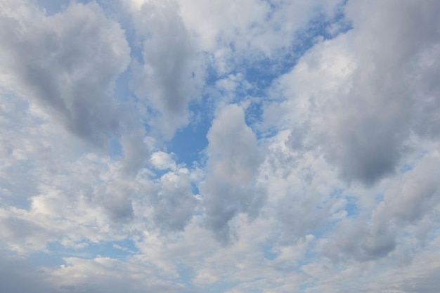 Bewolkte blauwe lucht