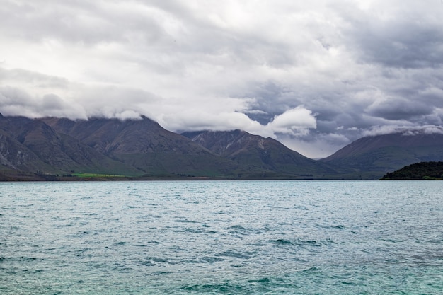 Bewolkte dag op Lake Wakatipu, Nieuw-Zeeland Zuidereiland