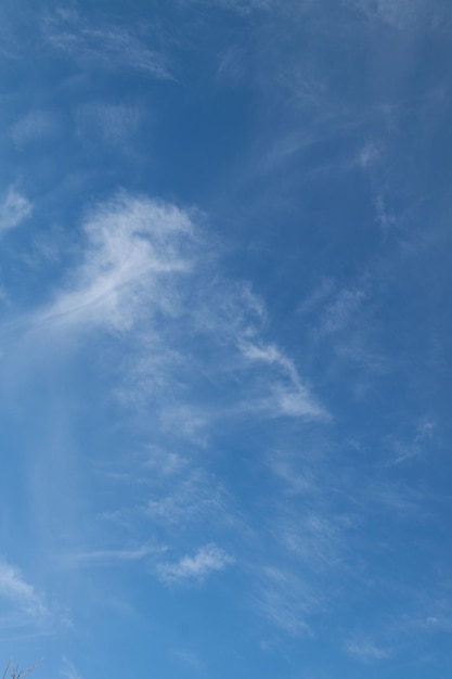 Bewolkte hemel achtergrondstructuur van wolken en blauwe hemel Foto van de echte hemel