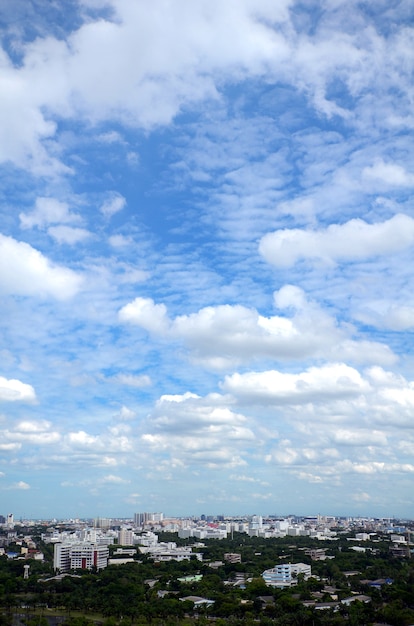 Bewolkte hemel in de stad.