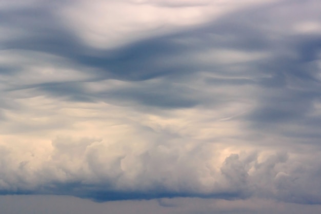 Bewolkte hemel met onweerswolken, achtergrond.