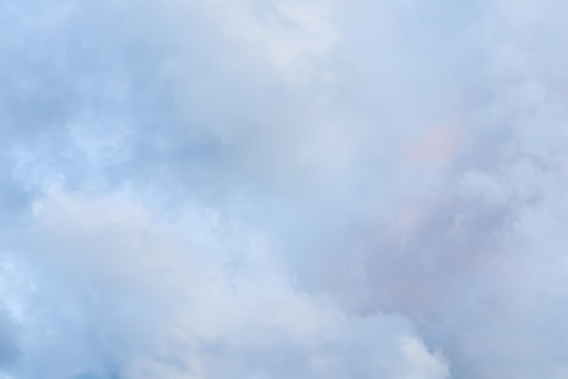 Bewolkte hemelachtergrond met lichtroze wolken bij zonsondergang