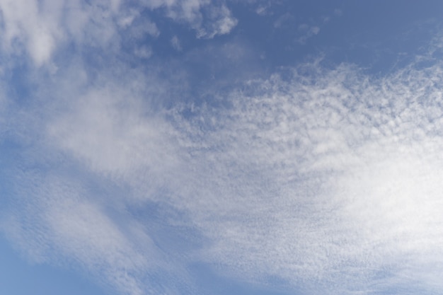 bewolkte lucht blauwe lucht witte wolken cirrus