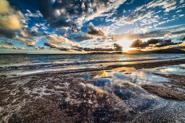 Bewolkte lucht boven de kust