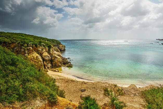 Bewolkte lucht boven de kustlijn van Alghero Sardinië