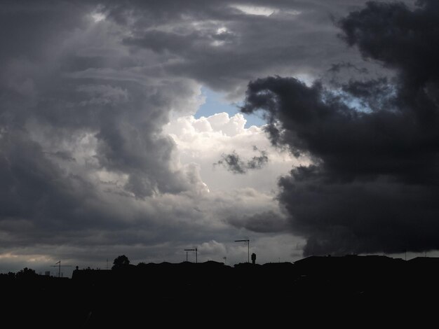 Bewolkte lucht boven de skyline van de stad