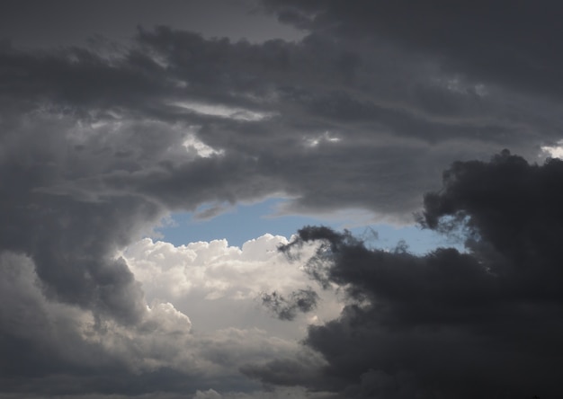 Foto bewolkte lucht boven de skyline van de stad