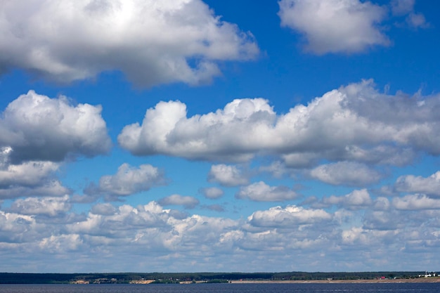 Bewolkte lucht boven de Wolga in de zomer