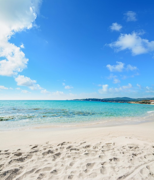 Bewolkte lucht boven het strand van Le Bombarde Sardinië