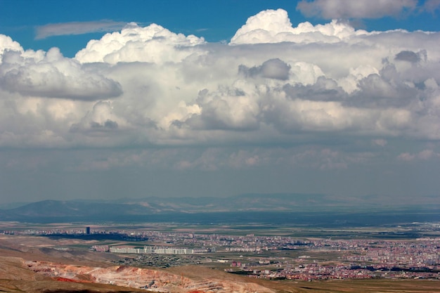 Bewolkte lucht en uitzicht op de stad Konya