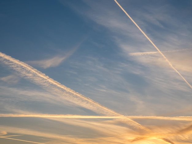 Bewolkte lucht met contrails van vliegtuigen als achtergrond