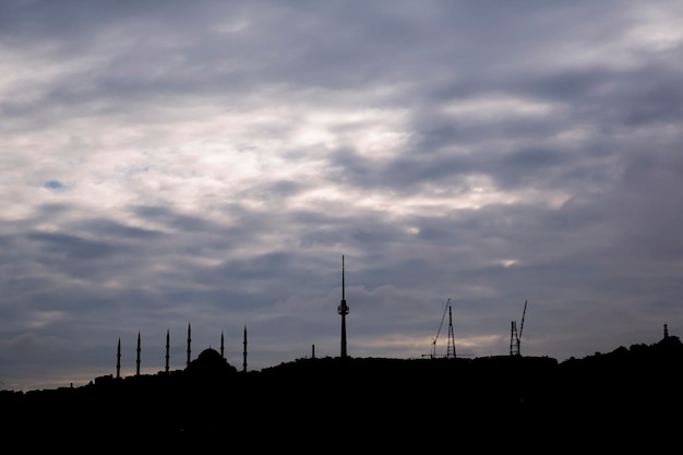 bewolkte lucht op slihouette torens