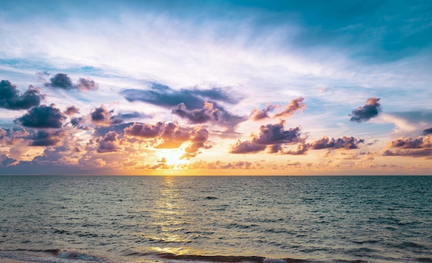 Bewolkte lucht op zee zonsondergang zonsopgang op oceaan strand zonsondergang landschap in de lucht na zonsondergang zonsopgang wit