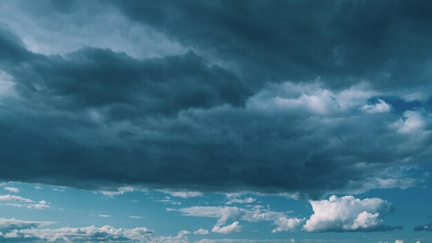 Bewolkte regenachtige zware grijze dramatische wolken bewegen in de hemel broll scène van zwarte regenwolken dekking