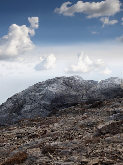 Bewolkte rotsachtige berg