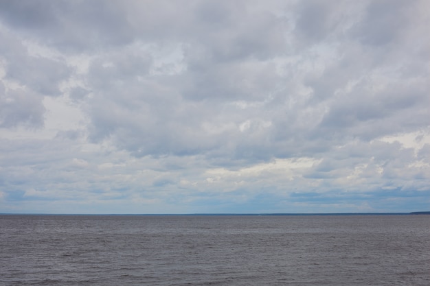 Bewolkte wolken over grijs water.