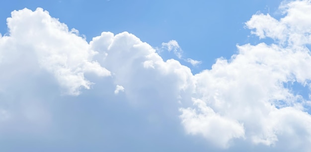 Bewolkte zonnige hemel als abstracte achtergrond felle kleuren schoonheid in de natuur