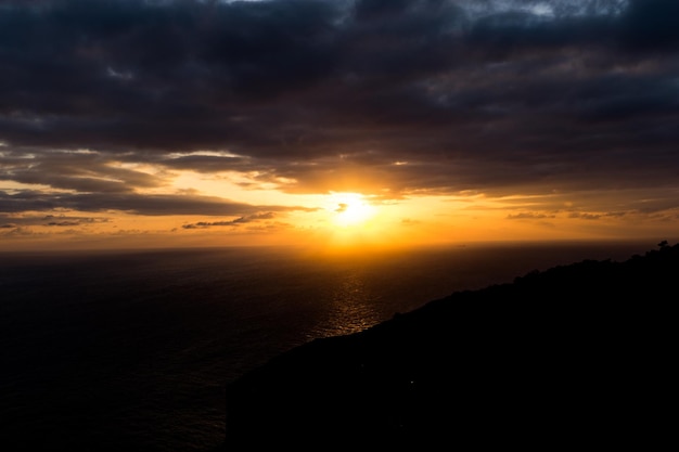 Bewolkte zonsondergang op de klif Malta