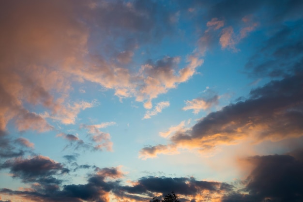 Bewolkte zonsondergang