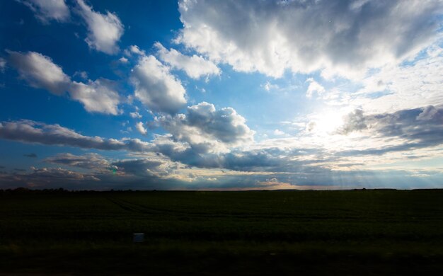 Bewolkte zonsondergang